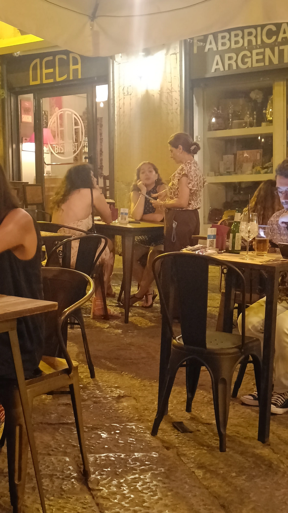 Abendlicher Innenhof mit Gästen bei Aperitif und Abendessen