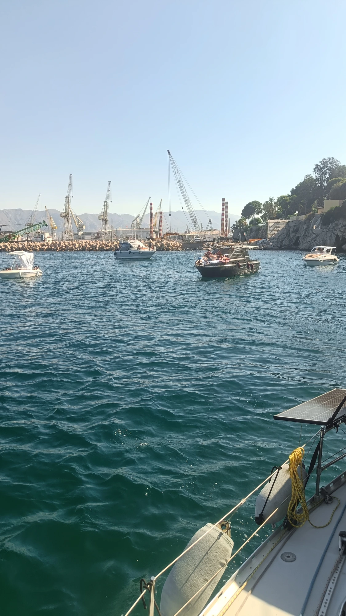 Blick über das Wasser mit Booten im Hafen von Palermo