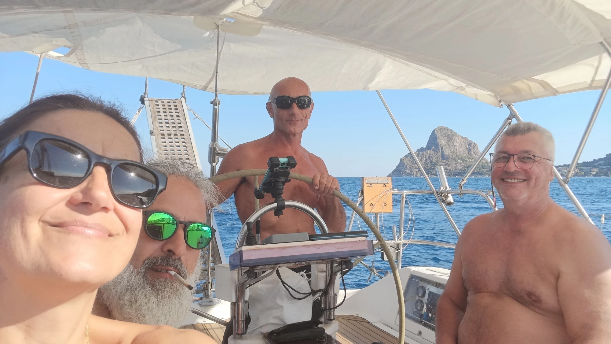 Die Gruppe an Bord des Segelboots auf der Segelreise