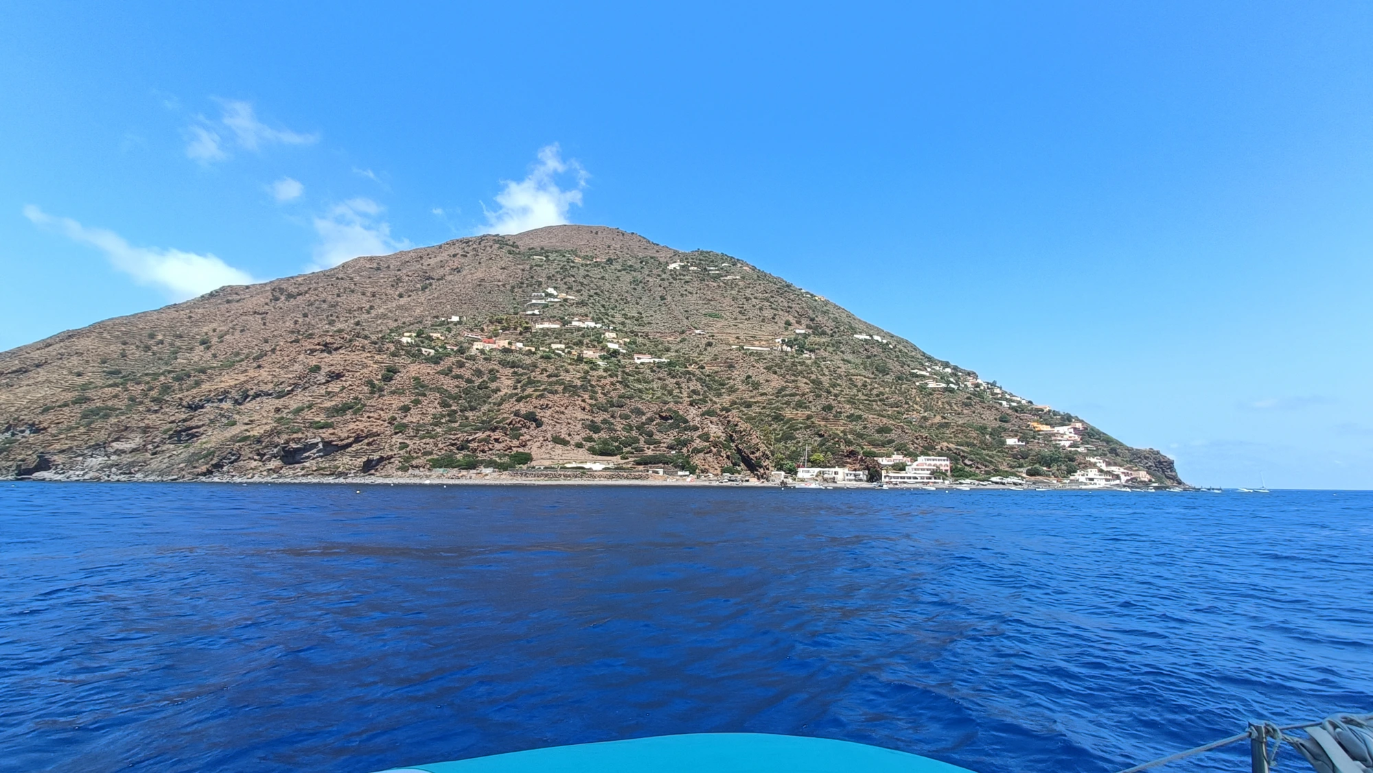 Inselküste mit türkisblauem Meer auf der Segelreise