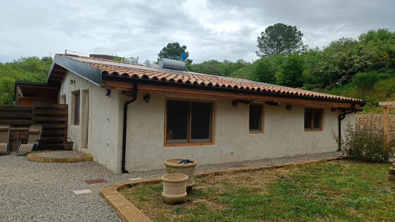 Fertig verputztes Strohballenhaus mit Terracotta-Dach in Sizilien